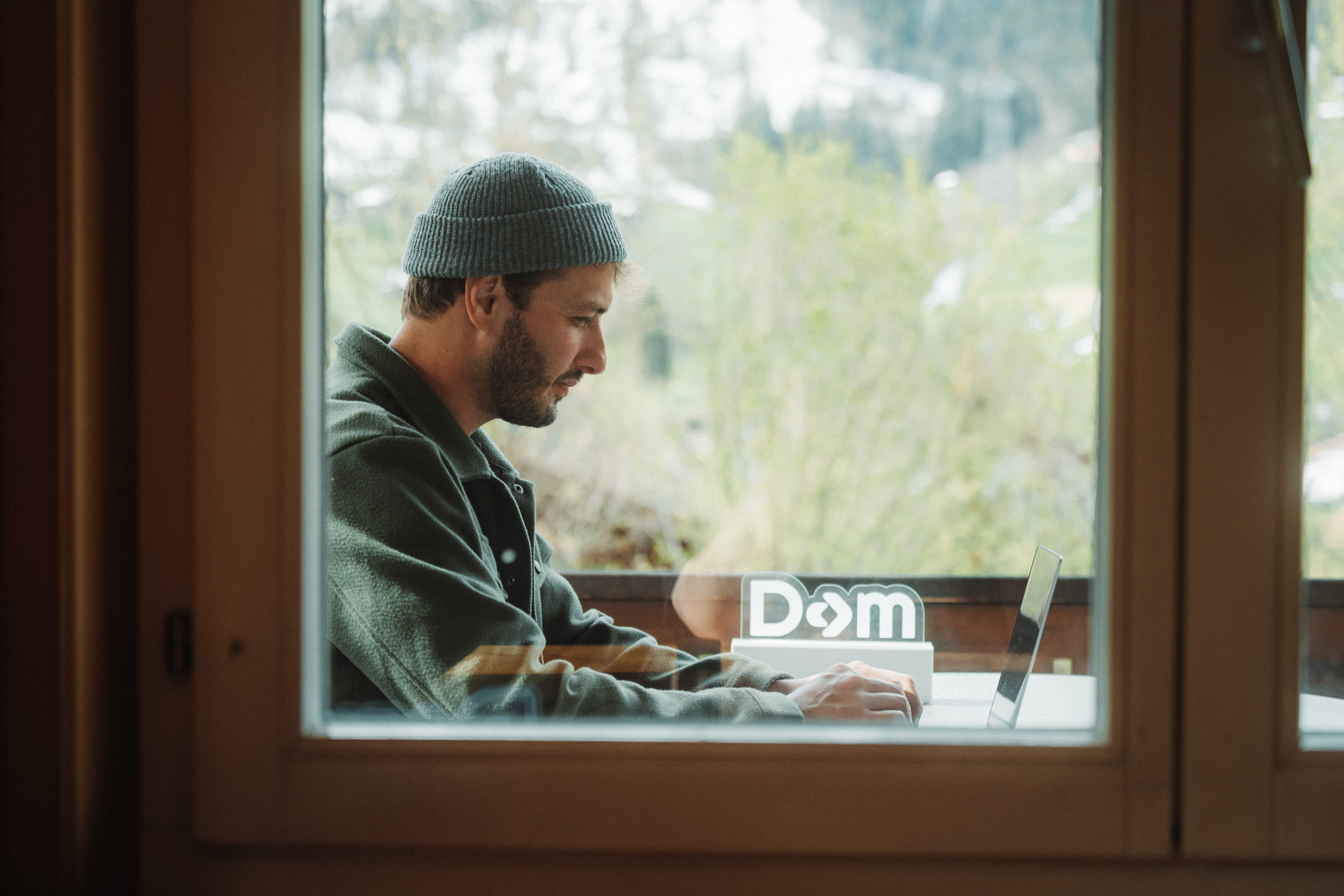 Cliente atendido pela Dom, com a marca Dom sobre a mesa